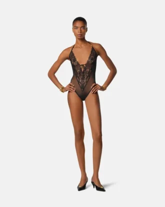 Bestickter Body mit Spitzenbesatz