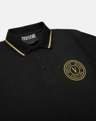 Besticktes Polohemd mit V-Emblem