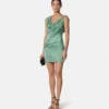 Drapiertes Minikleid mit Sicherheitsnadel