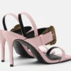 Emily-Sandalen mit barocker Schnalle aus Lackleder
