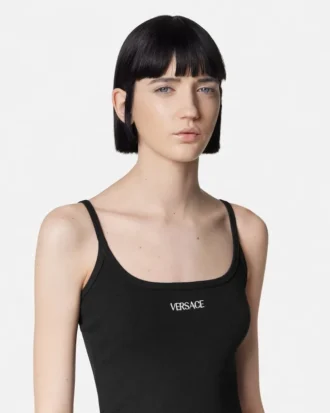 Geripptes, tailliertes Minikleid
