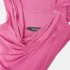 Kleid mit Sicherheitsnadel und Raffungen