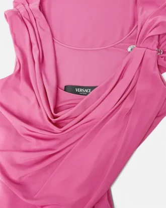 Kleid mit Sicherheitsnadel und Raffungen