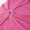 Kleid mit Sicherheitsnadel und Raffungen