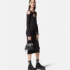 Midi-Kleid mit barocker Schnalle und Ausschnitt