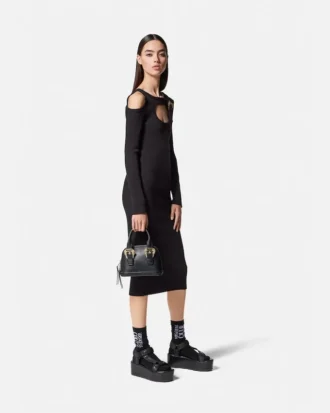 Midi-Kleid mit barocker Schnalle und Ausschnitt