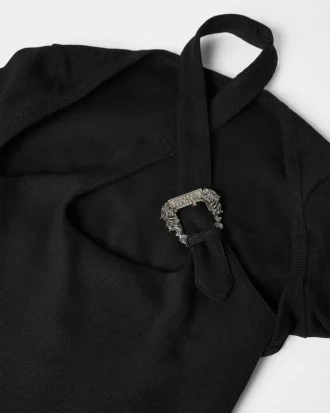 Midi-Kleid mit barocker Schnalle und Ausschnitt