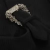 Midi-Kleid mit barocker Schnalle und Ausschnitt