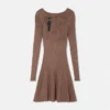 Mini-Kleid mit Rippstrick und barocken Schnallen