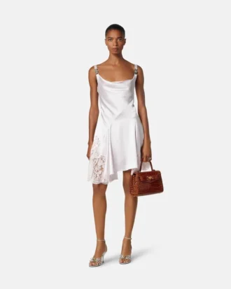 Minikleid aus Satin mit Spitzenbesatz