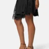 Minikleid aus Satin mit Spitzenbesatz