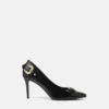 Scarlett Pumps mit barocken Schnallen
