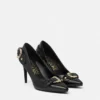 Scarlett Pumps mit barocken Schnallen