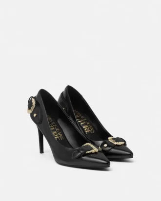 Scarlett Pumps mit barocken Schnallen