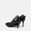 Scarlett Pumps mit barocken Schnallen
