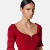 Strickoberteil mit Sicherheitsnadel