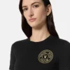 T-Shirt-Kleid mit V-Emblem