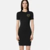 T-Shirt-Kleid mit V-Emblem