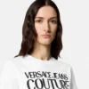 T-Shirt mit institutionellem Logo