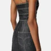 Verziertes, tailliertes Midikleid aus Denim