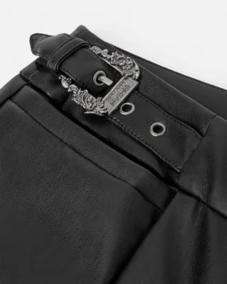 Weite Hose mit barocken Schnallen