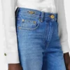 Weite Jeans mit ausgestelltem Bein