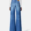 Weite Jeans mit ausgestelltem Bein
